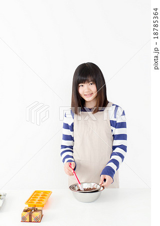 バレンタイン チョコ作り 女の子 湯煎の写真素材