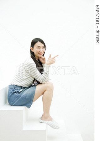 階段に座る代女性の写真素材