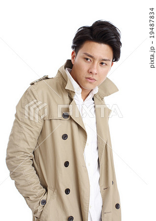 男性 トレンチコート ポートレート コートの写真素材