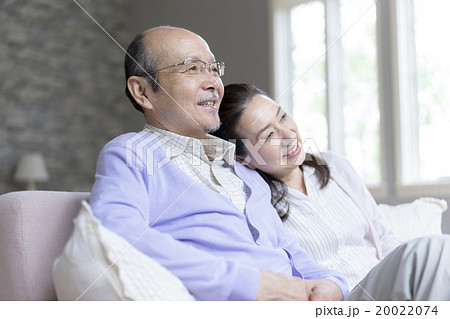 中高年 夫婦 座る 寄りかかるの写真素材