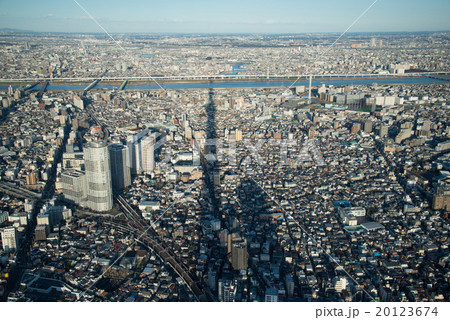 スカイツリー 影 投影 荒川の写真素材