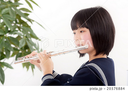 中学生 女の子 吹奏楽部 フルートの写真素材 中学生 女の子 吹奏楽部 フルートの写真素材
