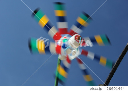 ペットボトル風車 青空 風車 カラカラの写真素材
