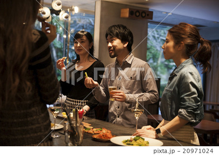 男性 女性 立食 パーティーの写真素材