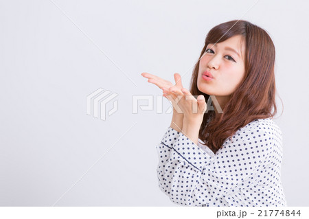 パジャマ 投げキッス 女性 日本人の写真素材