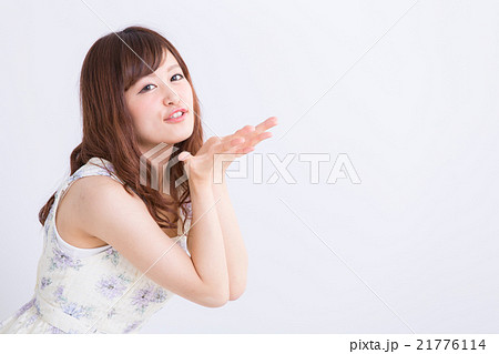 投げキッス かわいいの写真素材