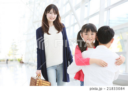 迷子 旅行 家族 再会の写真素材