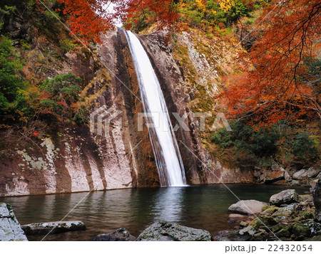 滝 布引の滝 秋 紅葉の写真素材