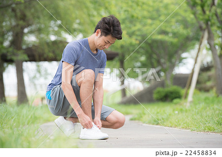 靴紐 男性 準備 ランナーの写真素材