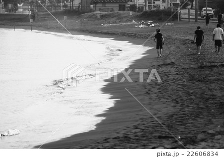 砂浜 朝 モノクロ 白黒の写真素材