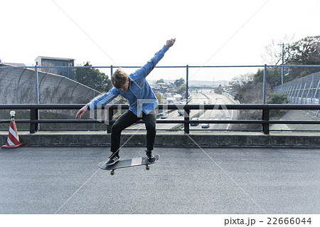 スケートボード スケボー オーリー ジャンプの写真素材