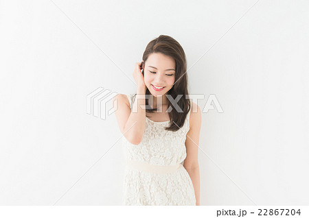 女性 ワンピース 夏 髪をかきあげるの写真素材