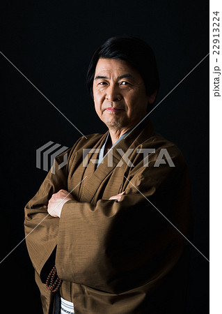 着物 男性 中高年 腕組みの写真素材