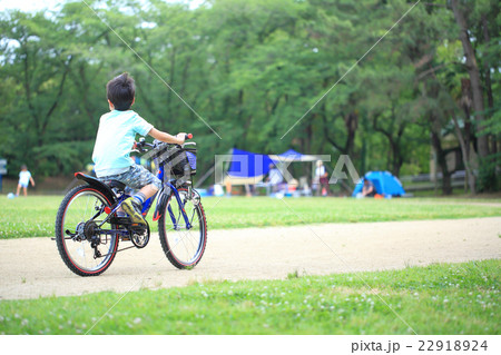 子供 男の子 小学生 自転車 人物 屋外 元気の写真素材