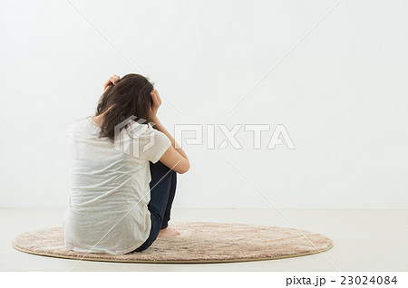 落ち込む 後悔 体育座り 悲しみの写真素材