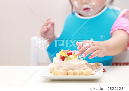 赤ちゃん 手掴み食べ 誕生日ケーキ 誕生日の写真素材