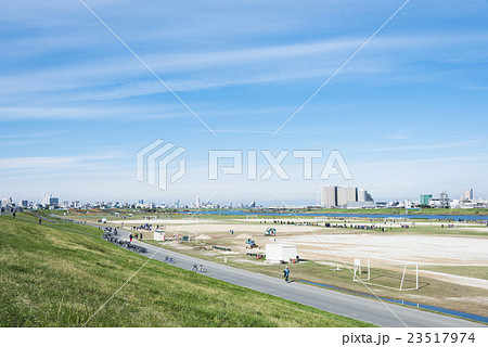 サッカー場 江戸川土手 グラウンド 河原の写真素材