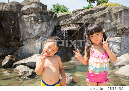 女子小学生水遊び裸 子供 水遊び 女の子 裸 楽しいの写真素材 - PIXTA
