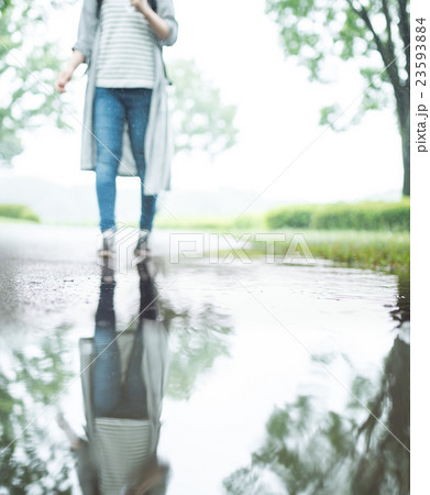 道路 雨上がり 水たまり 水溜り 雨の写真素材