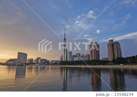 ももち浜 日の出 朝日 福岡タワーの写真素材