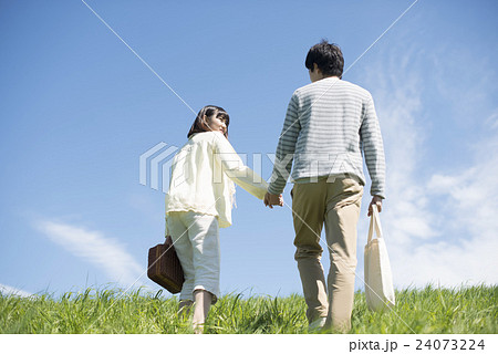 人物 カップル 手をつなぐ 向き合うの写真素材