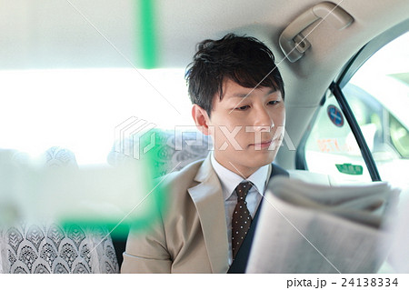 タクシー車内 乗客の写真素材
