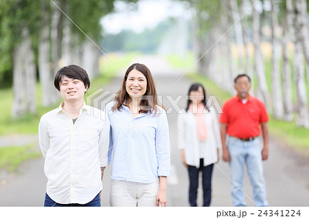 家族 人物 2世代家族 並木道の写真素材