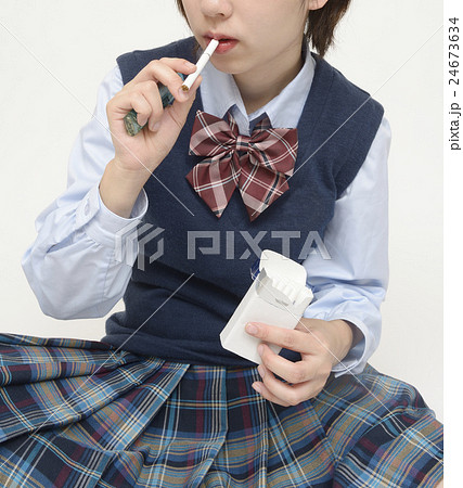 女子高生 喫煙 禁止 吸うの写真素材