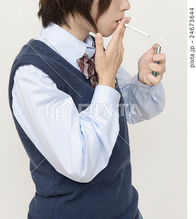 女子高生 喫煙 禁止 吸うの写真素材