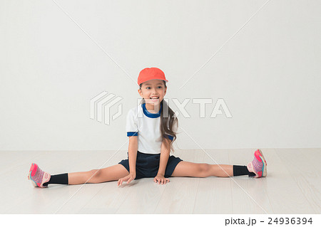 子供 股割り 柔軟 体育の写真素材