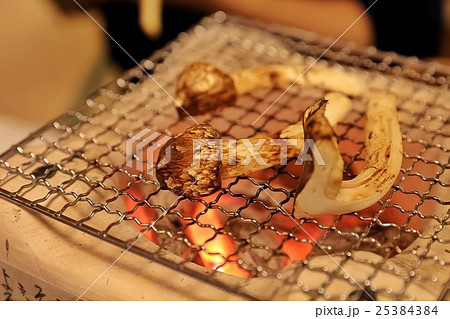 松茸 焼き松茸 七輪 高級食材の写真素材