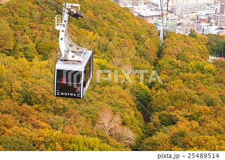 藻岩山 ゴンドラリフト 秋 紅葉の写真素材 - PIXTA