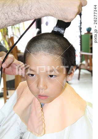 少年 笑顔 坊主 子供 かわいいの写真素材