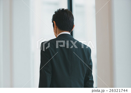 人物 ビジネスマン 歩く 後姿 スーツ 背中 背広の写真素材 人物 ビジネスマン 歩く 後姿 スーツ 背中 背広の写真素材