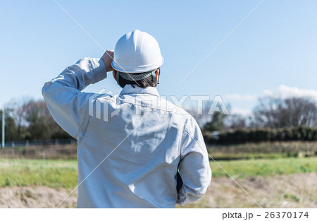 作業着 後ろ姿 男性 人物の写真素材