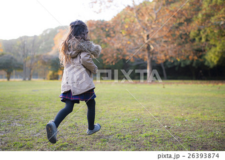 人物 女の子 走る 後ろ姿 喜び 楽しい 少女の写真素材