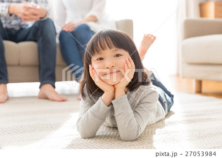 子供 女の子 人物 頬杖の写真素材