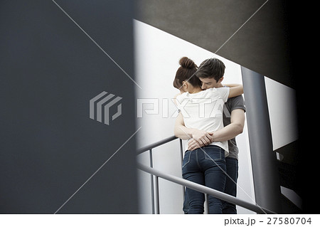 男女 抱き合う 後ろ姿 ローアングルの写真素材