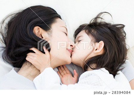 キス 人物 母娘 母子の写真素材