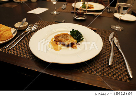 テーブルマナー 洋食 食べ物 魚料理の写真素材