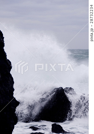 波しぶき 荒れ狂う 荒波 冬の写真素材