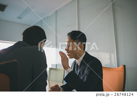 耳打ち 話す 男性 人物の写真素材