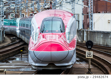 新幹線 はやぶさ こまち 連結の写真素材