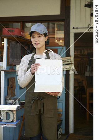 女性 エプロン カフェ店員 キャップの写真素材