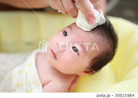 沐浴 お風呂 入浴 赤ちゃん ママ 子供 母 娘 0歳 育児 子育て シャンプー 石鹸 の写真素材