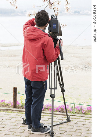 後姿 デジタルビデオカメラ 人物 撮影の写真素材