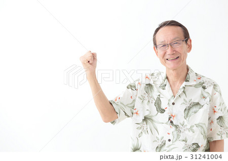 シニア ガッツポーズ アロハシャツ 男性の写真素材