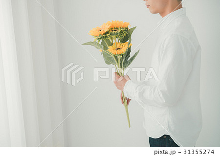 ひまわり 男性 花束 持つの写真素材 Pixta