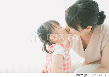 キス 人物 母娘 母子の写真素材