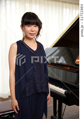 人物 女性 ピアニスト 日本人の写真素材